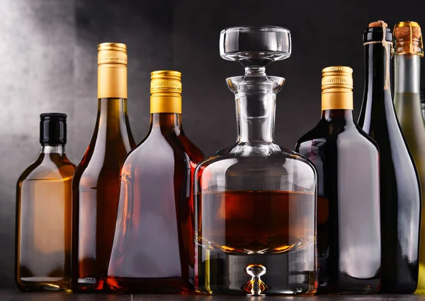 Μπουκάλια ανάμικτες οινοπνευματωδών ποτών — Φωτογραφία Αρχείου