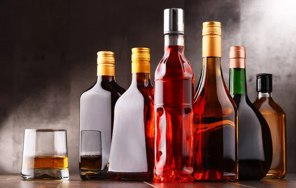 Glas und Flaschen mit verschiedenen alkoholischen Getränken. — Stockfoto
