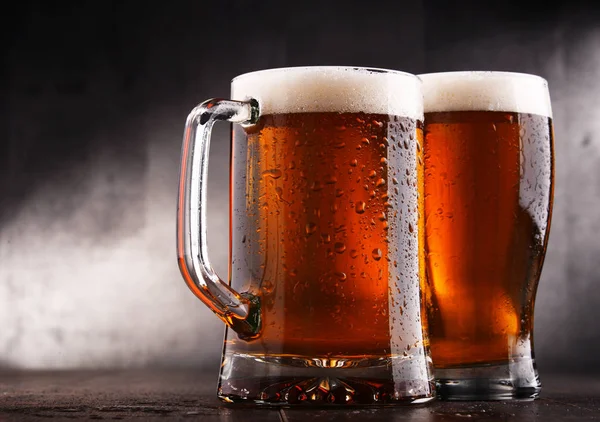 Komposition mit zwei Gläsern Bier — Stockfoto