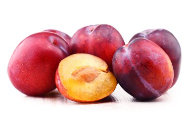 Beyaz arka plan üzerinde izole Erik ile kompozisyon