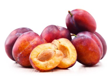 Beyaz arka plan üzerinde izole Erik ile kompozisyon