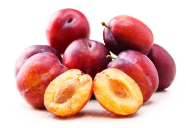 Beyaz arka plan üzerinde izole Erik ile kompozisyon