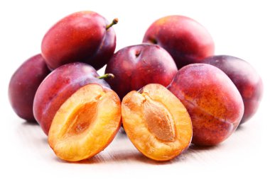 Beyaz arka plan üzerinde izole Erik ile kompozisyon