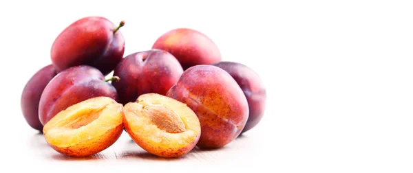 Composición con ciruelas aisladas sobre fondo blanco — Foto de Stock