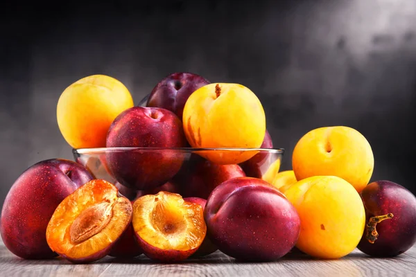 Composition with bowl of sweet ripe plums — Stock Photo, Image