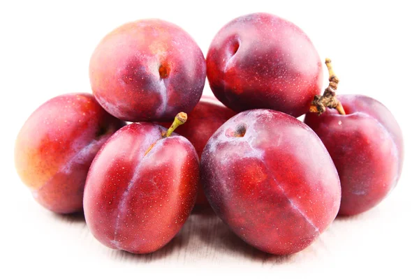 Beyaz arka plan üzerinde izole Erik ile kompozisyon