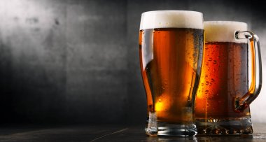 İki bardak bira ile kompozisyon