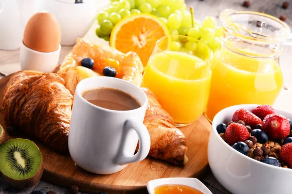 Frühstück mit Kaffee, Saft, Croissants und Obst — Stockfoto