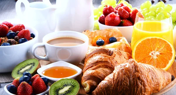 Ontbijt met koffie, SAP, croissants en fruit — Stockfoto