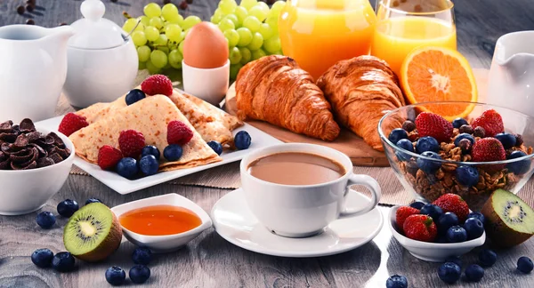 Kahve, meyve suyu, kruvasan ve meyve ile Kahvaltı