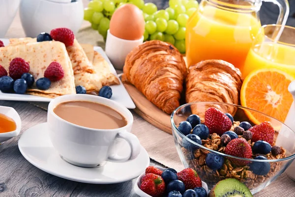 Kahve, meyve suyu, kruvasan ve meyve ile Kahvaltı