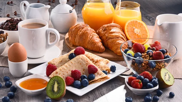 Kahve, meyve suyu, kruvasan ve meyve ile Kahvaltı