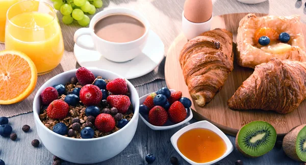 Desayuno servido con café, zumo, croissants y frutas — Foto de Stock
