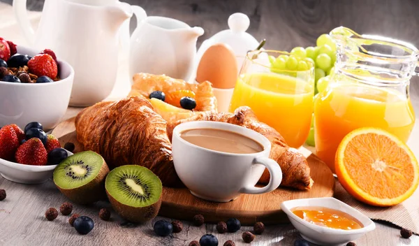 Desayuno servido con café, zumo, croissants y frutas — Foto de Stock