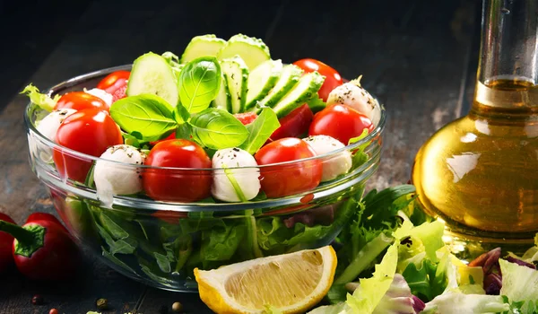 Состав с овощным салатом. Сбалансированное питание — стоковое фото
