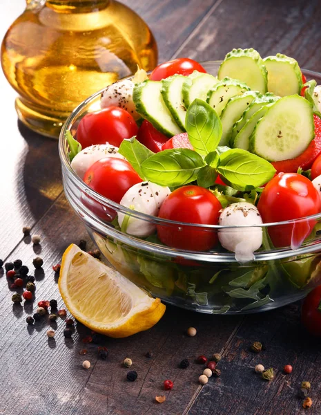 Sebze salatalı kompozisyon. Dengeli diyet