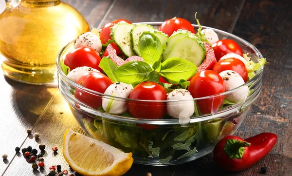 Sebze salatalı kompozisyon. Dengeli diyet