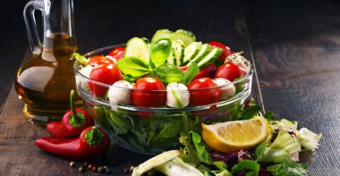 Sebze salatalı kompozisyon. Dengeli diyet