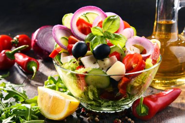 Sebze salatalı kompozisyon. Dengeli diyet