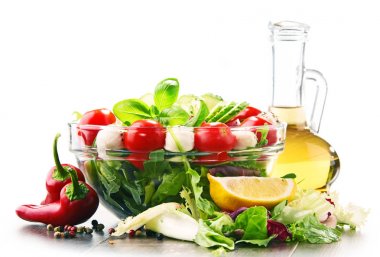 Sebze salatalı kompozisyon. Dengeli diyet