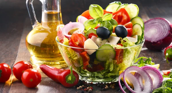 Composición con ensaladera de verduras. Dieta equilibrada —  Fotos de Stock