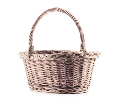 Boş hasır sepet beyaza izole edildi