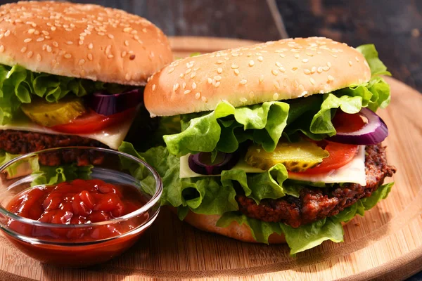 Hambúrguer caseiro com queijo e legumes frescos — Fotografia de Stock