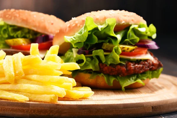 Hemmagjord hamburgare med ost och färska grönsaker — Stockfoto