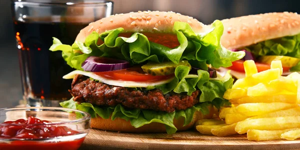 Peynir ve taze sebze ile ev yapımı Hamburger