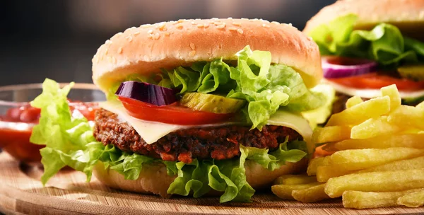 Hamburguesa casera con queso y verduras frescas — Foto de Stock