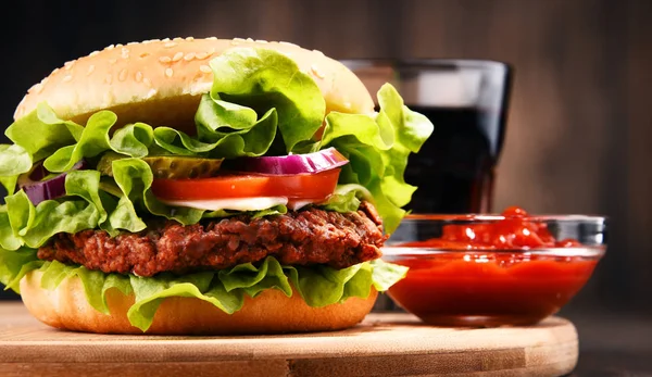 Hambúrguer caseiro com queijo e legumes frescos — Fotografia de Stock