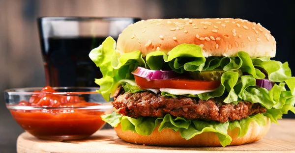 Hamburger maison au fromage et légumes frais — Photo