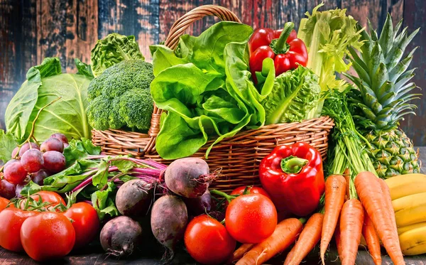 Variedad de verduras orgánicas crudas — Foto de Stock