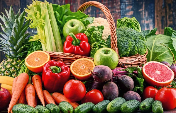 Variedad de verduras orgánicas crudas — Foto de Stock