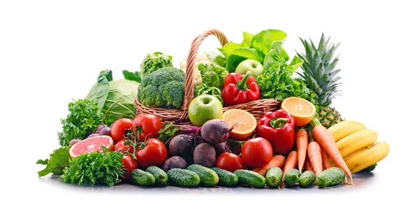 Légumes biologiques crus variés isolés sur blanc — Photo