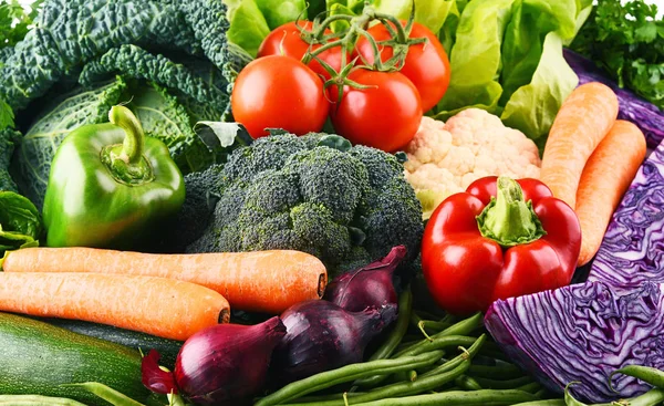 Composition avec variété de légumes et fruits biologiques crus — Photo