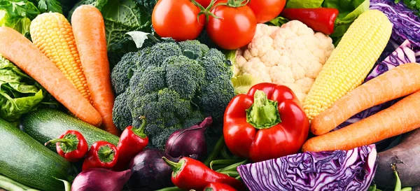 Çeşitli ham organik sebze ve meyve ile kompozisyon