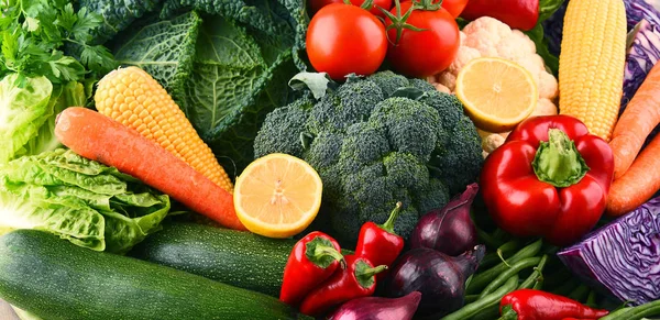 Sammansättning med mängd raw ekologiska grönsaker och frukter — Stockfoto