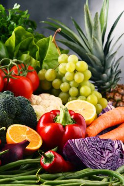 Çeşitli ham organik sebze ve meyve ile kompozisyon