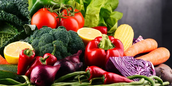 Çeşitli ham organik sebze ve meyve ile kompozisyon