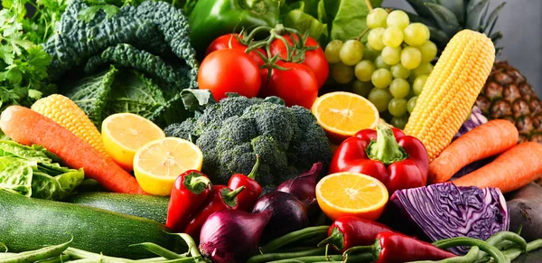 组成与各种原料的有机蔬菜和水果 — 图库照片