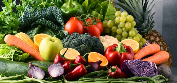 Çeşitli ham organik sebze ve meyve ile kompozisyon — Stok fotoğraf