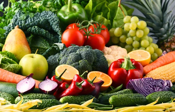 Composition avec variété de légumes et fruits biologiques crus — Photo