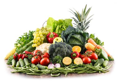 Çeşitli ham organik sebze ve meyve ile kompozisyon