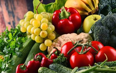 Çeşitli ham organik sebze ve meyve ile kompozisyon