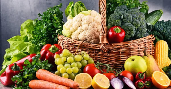 Çeşitli ham organik sebze ve meyve ile kompozisyon