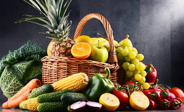 Çeşitli ham organik sebze ve meyve ile kompozisyon