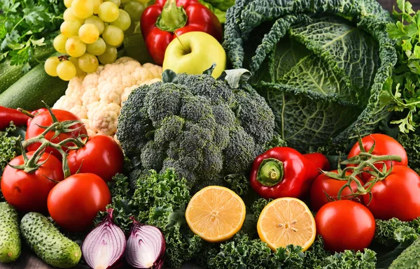 Composition avec variété de légumes et fruits biologiques crus — Photo