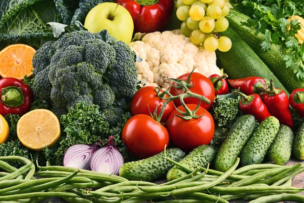 Состав из различных органических овощей и фруктов — стоковое фото