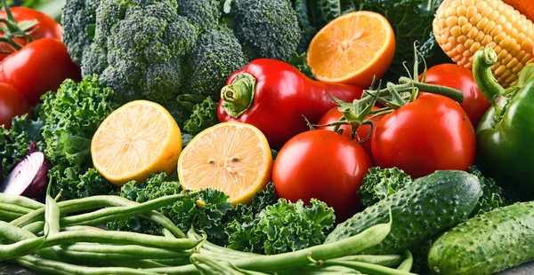 Composición con variedad de verduras y frutas orgánicas crudas —  Fotos de Stock